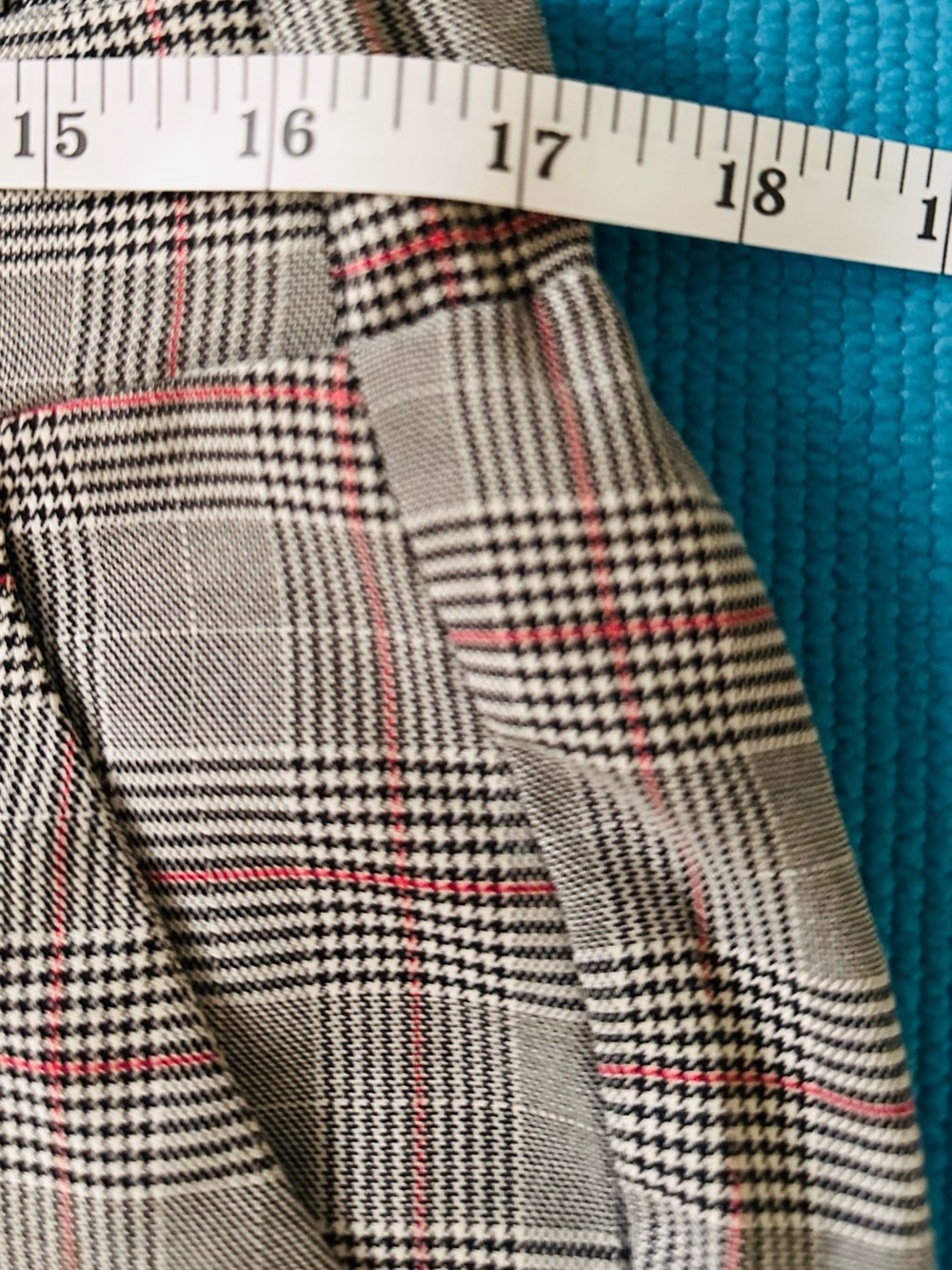 Pre Owned Old Navy Cropped Plaid Ankle Pants with Gray with Red Accent - Picture 9 of 12